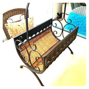 Basket / Magazine Rack